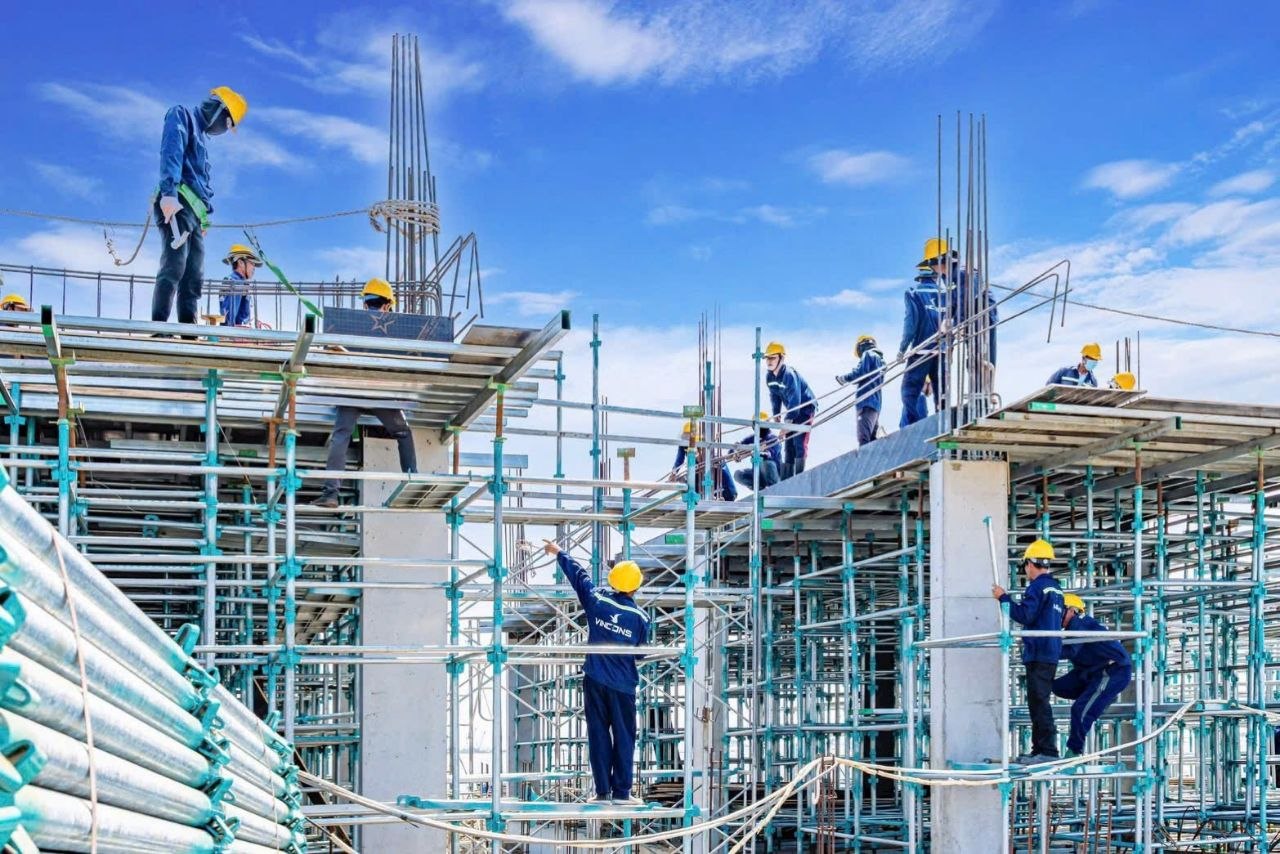 Thi công shophouse Vịnh Tiên ở giai đoạn lên tầng ngày 31 tháng 3 năm 2026