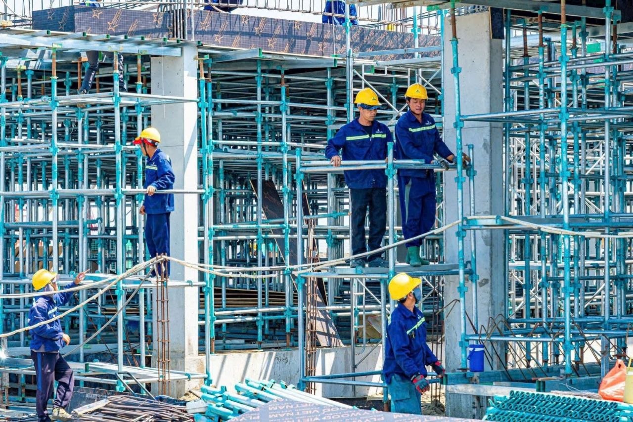 Khung thép và kết cấu hạng mục tiện ích tại Vinhomes Cần Giờ ngày 31 tháng 3 năm 2026